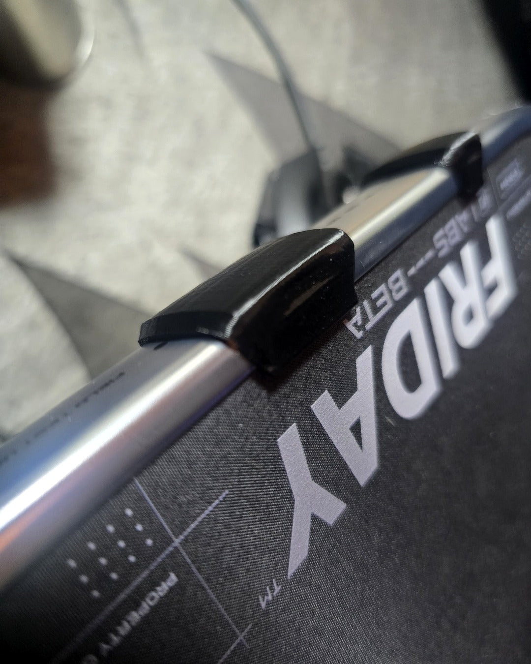 Real black straight SNAPS clip fitted on a paddle edge