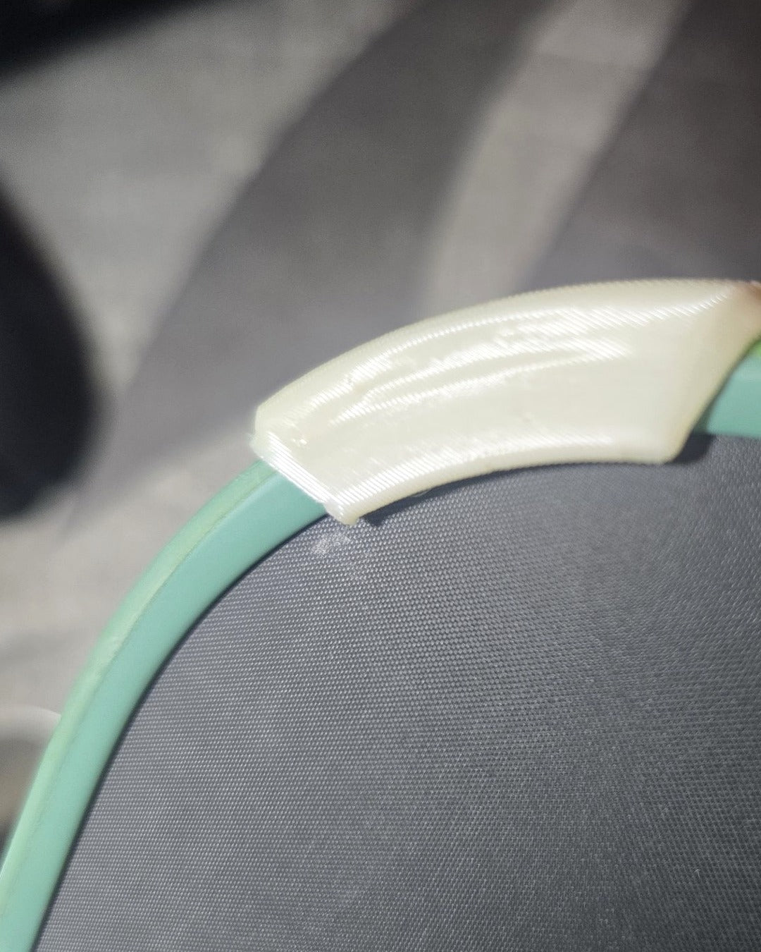 Real cream curved SNAPS clip fitted on a paddle corner