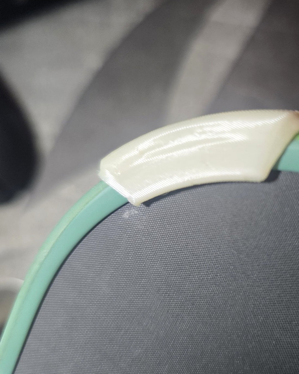 Real cream curved SNAPS clip fitted on a paddle corner